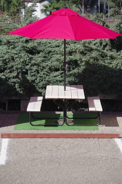 Ett Picknickbord Och Ett Rött Paraply Parkeringsplats Vid Restaurang För — Stockfoto