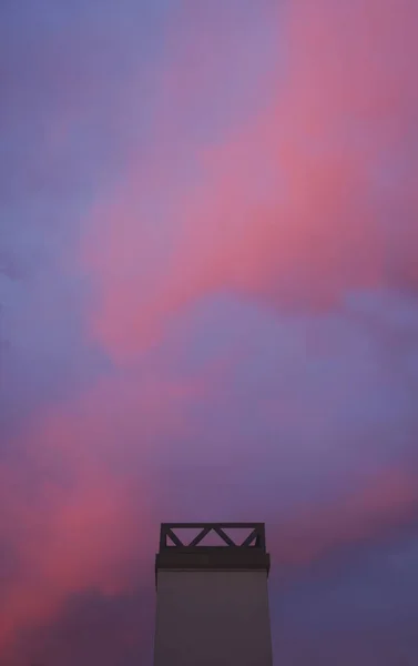 Nízký Úhel Pohledu Barevnou Večerní Oblohu Červenými Fialovými Mraky — Stock fotografie