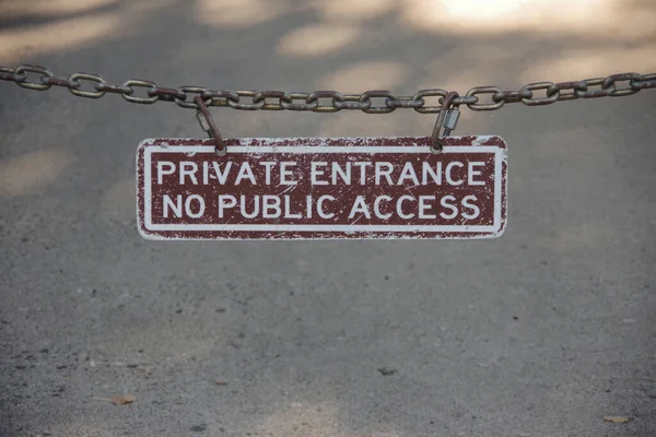 Una Señal Entrada Privada Sin Acceso Público Una Cadena Través — Foto de Stock