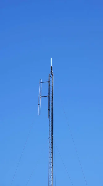 Hightech Hoog Reikende Communicatie Antenne Toren Onder Blauwe Hemel — Stockfoto