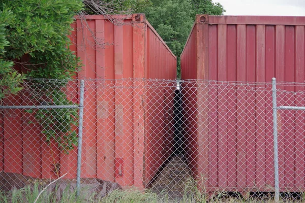 Due Vecchi Container Carico Rossi Dismessi Utilizzati Stoccaggio — Foto Stock