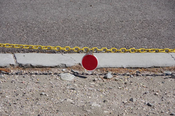 Señal Roja Redonda Del Reflector Que Cuelga Una Cadena Amarilla —  Fotos de Stock