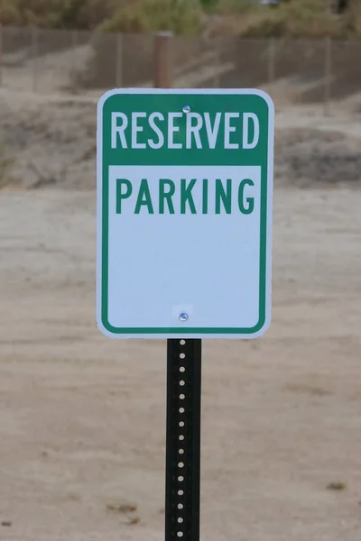 Zaúčtované Zelené Bílé Znamení Rezervované Parkování — Stock fotografie