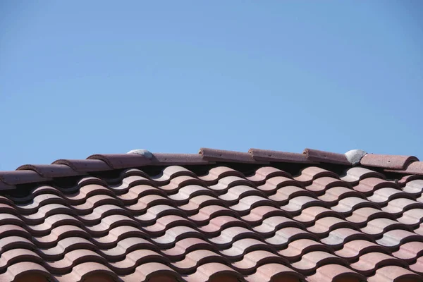 Sectie Van Een Rood Bruin Tegeldak Close Zicht Onder Blauwe — Stockfoto