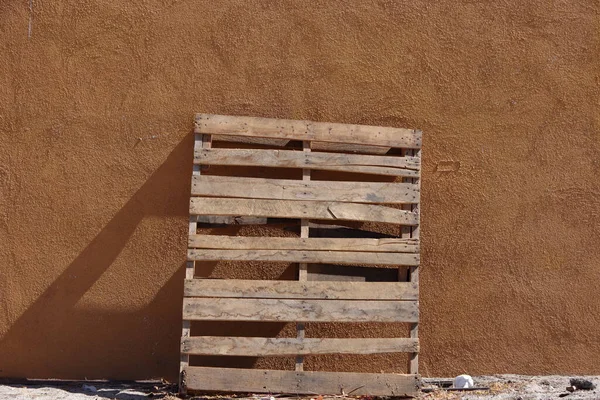 Une Vieille Palette Bois Usagée Appuyée Contre Mur Bâtiment — Photo