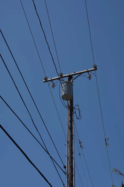 아래의 전력망과 전력선의 — 스톡 사진