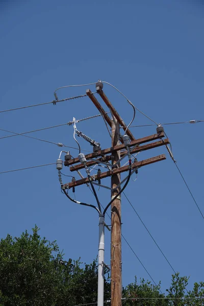 Vista Baixo Ângulo Pilão Distribuição Eletricidade Linhas Energia Sob Céu — Fotografia de Stock