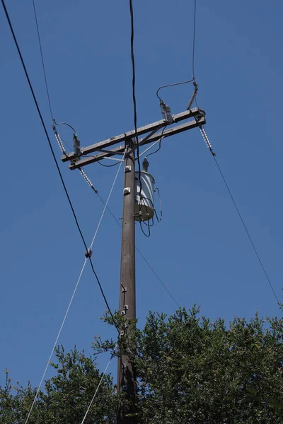 Vedere Unghi Scăzut Unui Stâlp Distribuție Energiei Electrice Liniilor Electrice — Fotografie, imagine de stoc