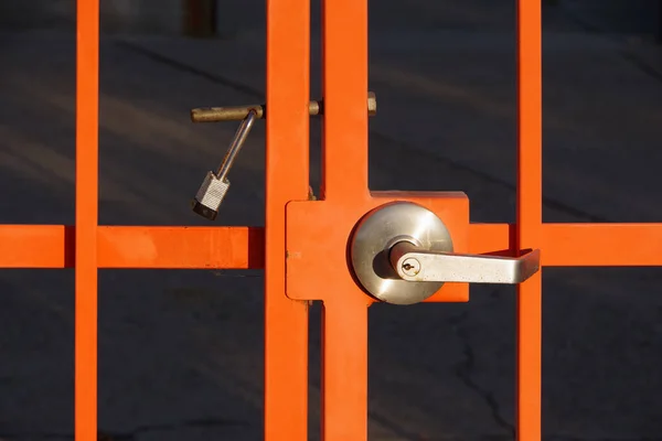 Vista Parcial Cerca Una Puerta Metal Naranja Con Mango Plata — Foto de Stock