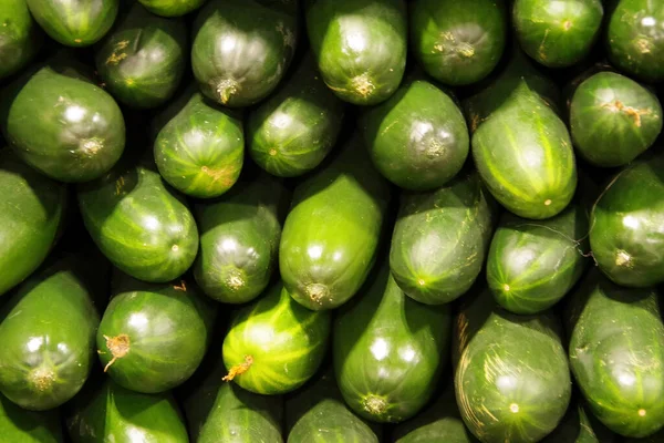 Hromada Čerstvých Organických Okurek Vystavených Prodeji Stánku Farmářském Trhu — Stock fotografie