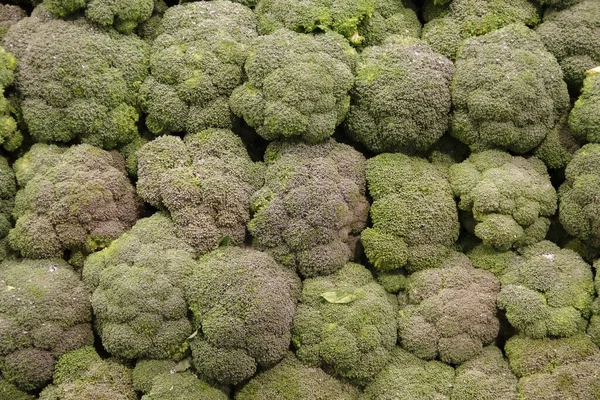 Ein Stapel Frischer Bio Brokkoli Kronen Die Auf Einem Bauernmarkt — Stockfoto