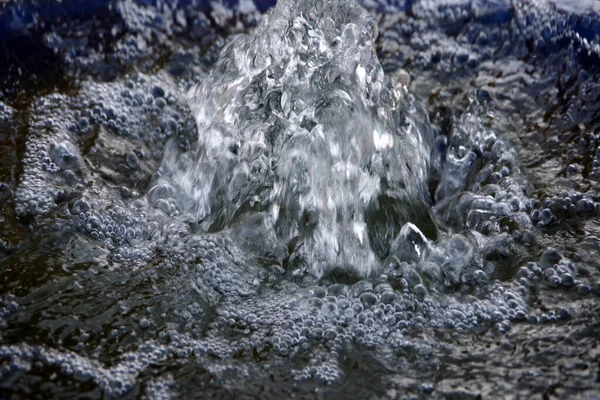 Eau Coule Éclaboussure Bouillonne Dans Une Fontaine — Photo