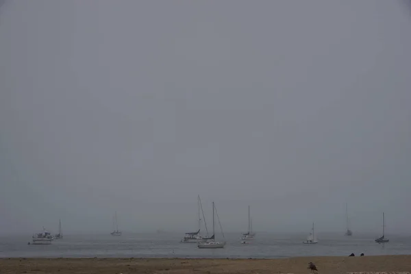 Veleiros Ancorados Perto Praia Santa Barbara Nevoeiro Uma Manhã Junho — Fotografia de Stock