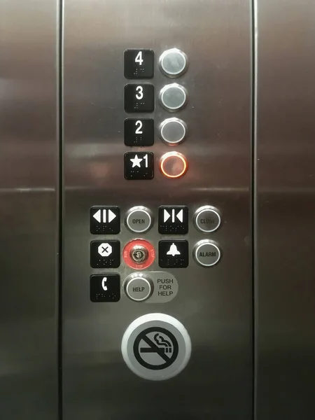 光沢のある近代的なステンレススチールエレベーターコントロールパネルのクローズアップビュー — ストック写真