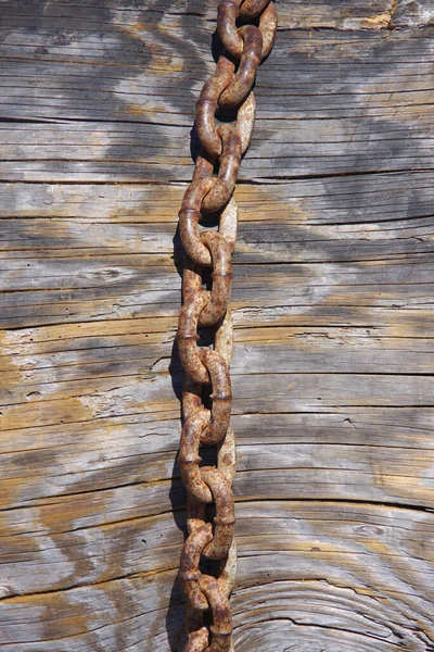 Detailní Pohled Těžký Železný Řetěz Nad Velkou Kládou Ošlehaného Dřeva — Stock fotografie