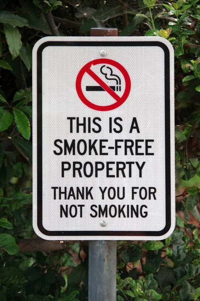 张贴标志Smoke Free Property — 图库照片