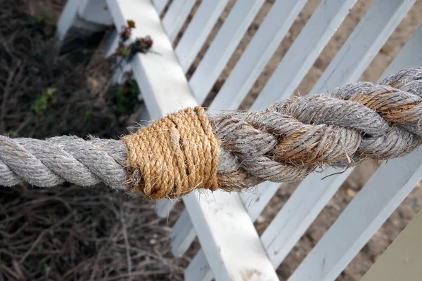 关于绑在木制纠察栅栏上的粗壮绳索的特写视图 — 图库照片