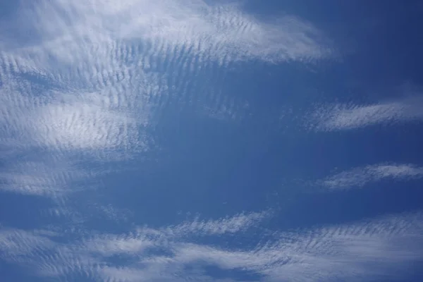 Full Frame Över Blå Himmel Med Vita Moln — Stockfoto