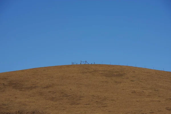 Uma Colina Marrom Com Uma Cerca Topo Verão Seca Califórnia — Fotografia de Stock