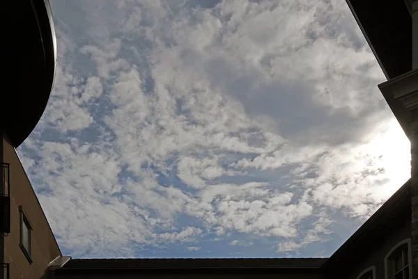 建物の中庭の上に雲と青空 — ストック写真