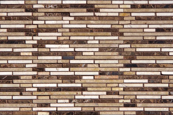 Полный Вид Стену Здания Мраморными Полосками Различных Цветов — стоковое фото