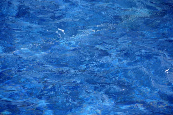 蓝色滴水池中的水波全景特写 — 图库照片