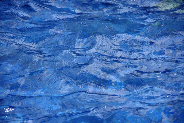 Vollbild Nahaufnahme Der Wasserwellen Einem Blau Gefliesten Springbrunnenteich — Stockfoto
