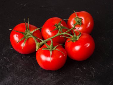 Siyah arka planda kırmızı domatesler. Stüdyo fotoğrafı