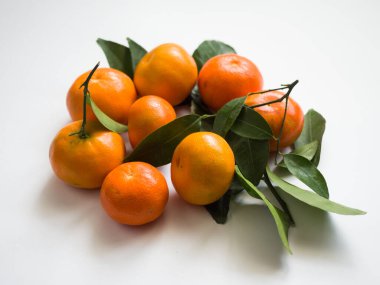 Beyaz arka planda yaprakları olan mandalinalar. Çin tatlı mandalinaları