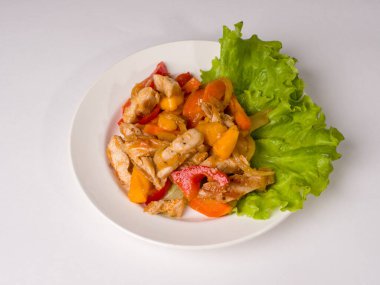 Sıcak et salatası. Beyaz tabakta tavuk, biber ve hurma parçaları. Stüdyo fotoğrafçılık