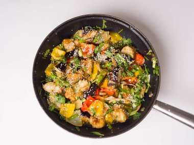 Patlıcanlı Çin salatası. Parlak, güzel bir yemek. Sıcak salata