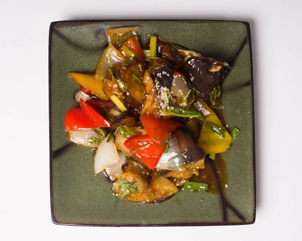 Patlıcanlı Çin salatası. Parlak, güzel bir yemek. Sıcak salata