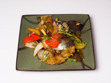 Patlıcanlı Çin salatası. Parlak, güzel bir yemek. Sıcak salata