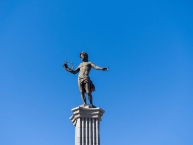 Krasnoyarsk. Rusya - 1 Haziran 2021 Orpheus Heykeli Opera ve Bale Tiyatrosu önünde. Mavi gökyüzüne karşı heykel