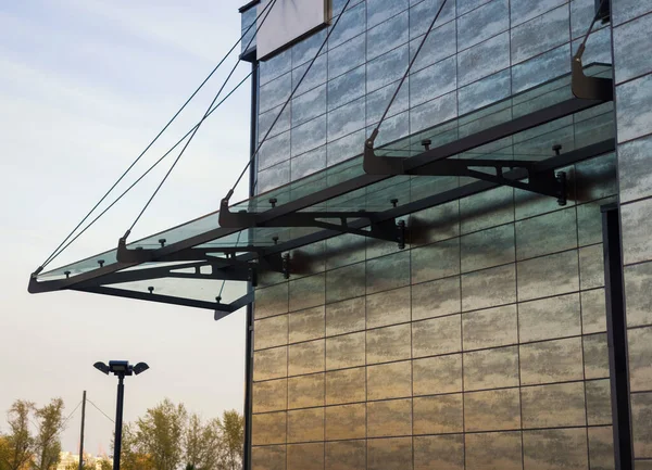 Askıya alınmış cam tepe tasarımı. Yakın plan. Evin köşesine bak.