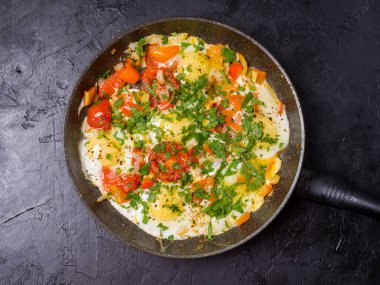 Siyah arka planda kızartma tavasında kızarmış yumurta. Stüdyo fotoğrafçılık