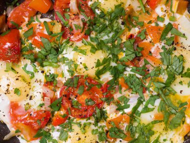 Siyah arka planda kızartma tavasında kızarmış yumurta. Stüdyo fotoğrafçılığı. Yakın plan.