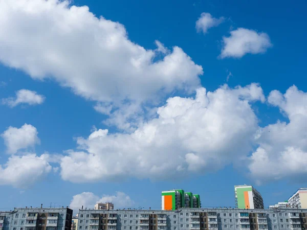 Hermosas Nubes Blancas Cielo Azul Sobre Edificios Residenciales Zona Urbana — Foto de Stock