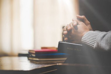 Hristiyan hayatı, Tanrı 'ya dua etmek. Daha iyi bir hayat dilemek için Tanrı 'ya dua et. Kadın elleri İncil 'le Tanrı' ya dua ediyor. Bağışlanmak için yalvarıyor ve iyiliğe inanıyordu..