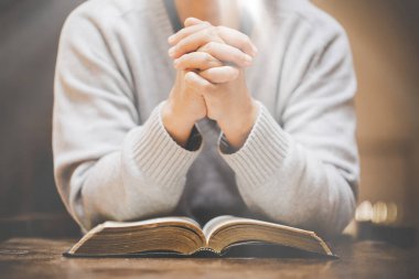 Hristiyan hayatı, Tanrı 'ya dua etmek. Daha iyi bir hayat dilemek için Tanrı 'ya dua et. Kadın elleri İncil 'le Tanrı' ya dua ediyor. Bağışlanmak için yalvarıyor ve iyiliğe inanıyordu..