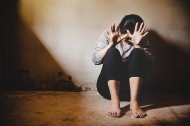 Yalnız ve depresif bir kadın. Depresyondaki kadın yerde oturuyor, istismar ve insan konsepti, kadınlara yönelik şiddeti durduruyor, uluslararası kadınlar günü