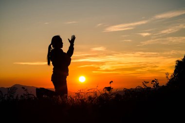 Hristiyan bir kadının silueti el yakarışı, ruhanilik ve din, Tanrı 'ya dua eden kadın. Hıristiyanlık kavramı.