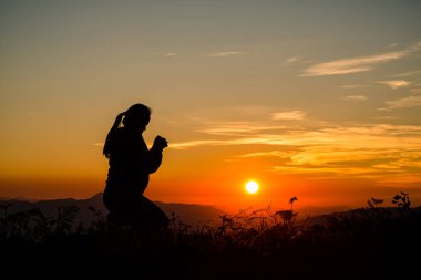 Hristiyan bir kadının silueti el yakarışı, ruhanilik ve din, Tanrı 'ya dua eden kadın. Hıristiyanlık kavramı.