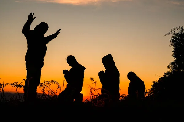 Silhueta Orações Cristãs Levantando Mão Enquanto Reza Jesus — Fotografia de Stock