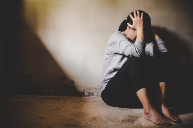 Yalnız ve depresif bir kadın. Depresyondaki kadın yerde oturuyor, istismar ve insan konsepti, kadınlara yönelik şiddeti durduruyor, uluslararası kadınlar günü