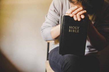 Hristiyan hayatı, Tanrı 'ya dua etmek. Daha iyi bir hayat dilemek için Tanrı 'ya dua et. Kadın elleri İncil 'le Tanrı' ya dua ediyor. Bağışlanmak için yalvarıyor ve iyiliğe inanıyordu..