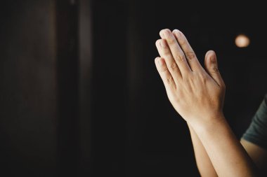 PM2.5 ve Coronavirus Covid-19 'u korumak için maske takan bir kadın. Evde kalıp Tanrı 'ya dua et. Pazar günü çevrimiçi kilise ibadeti. Asyalı kız evde dua ediyor. Sosyal uzaklık.