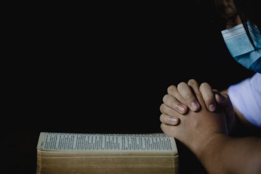 Kilise kavramında inanç, maneviyat ve din, sabah kutsal İncil 'e dua eden kadın. İncil 'e dua eden kadın eli.