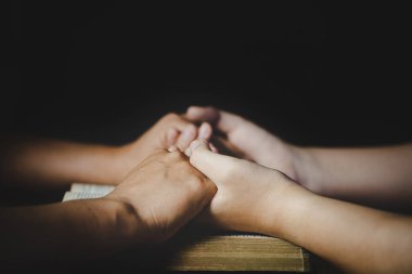 Kilise kavramında inanç, maneviyat ve din, sabah kutsal İncil 'e dua eden kadın. İncil 'e dua eden kadın eli.