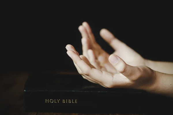 Les Mains Jointes Dans Prière Sur Une Sainte Bible Dans — Photo